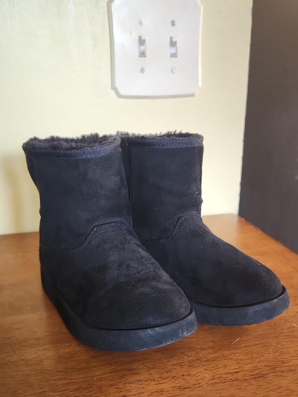 Black Fuzzy Lined Girl's Winter Boots Size 13
